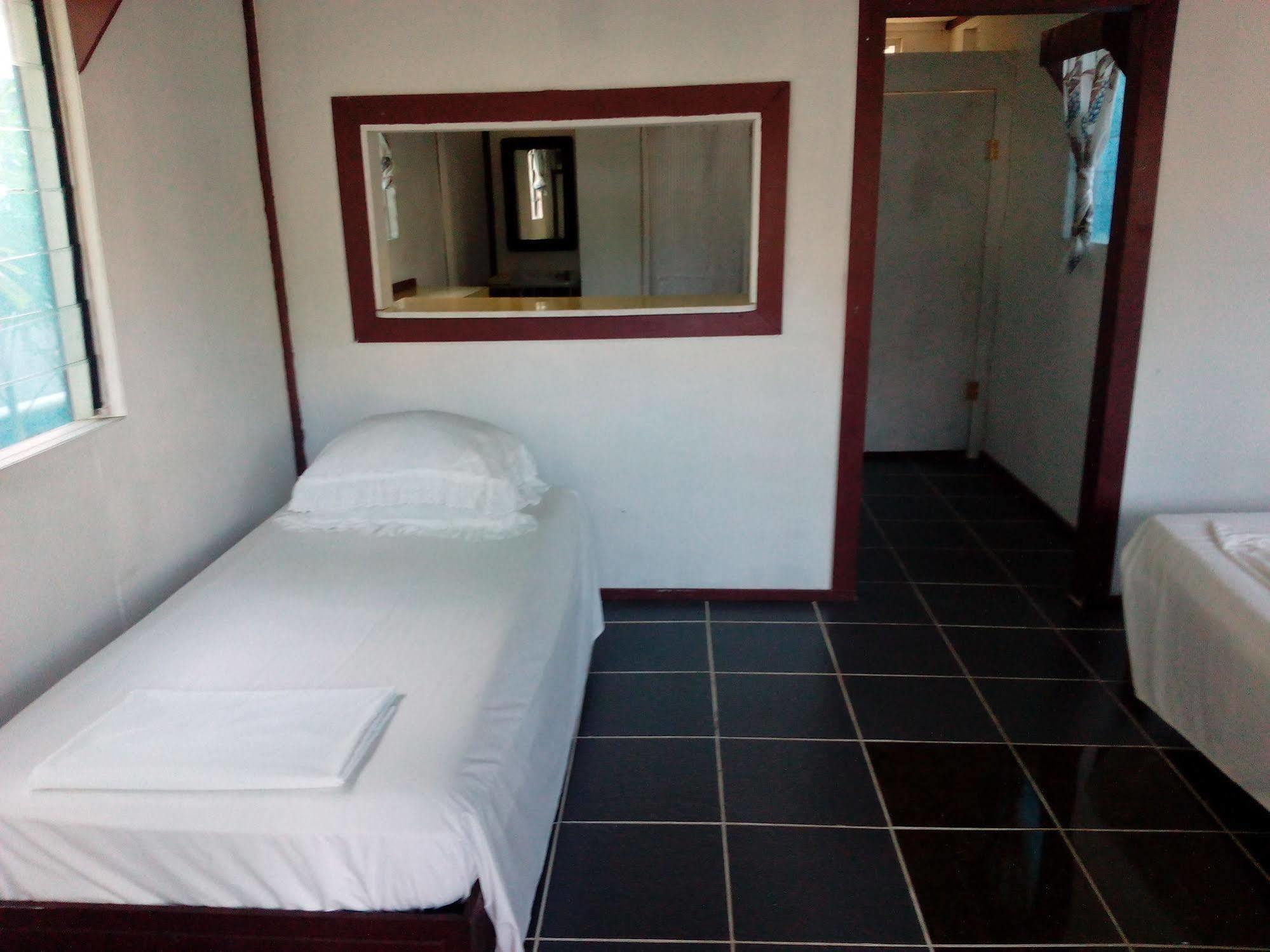 Vacations Beach Fale Hotell Manase Eksteriør bilde